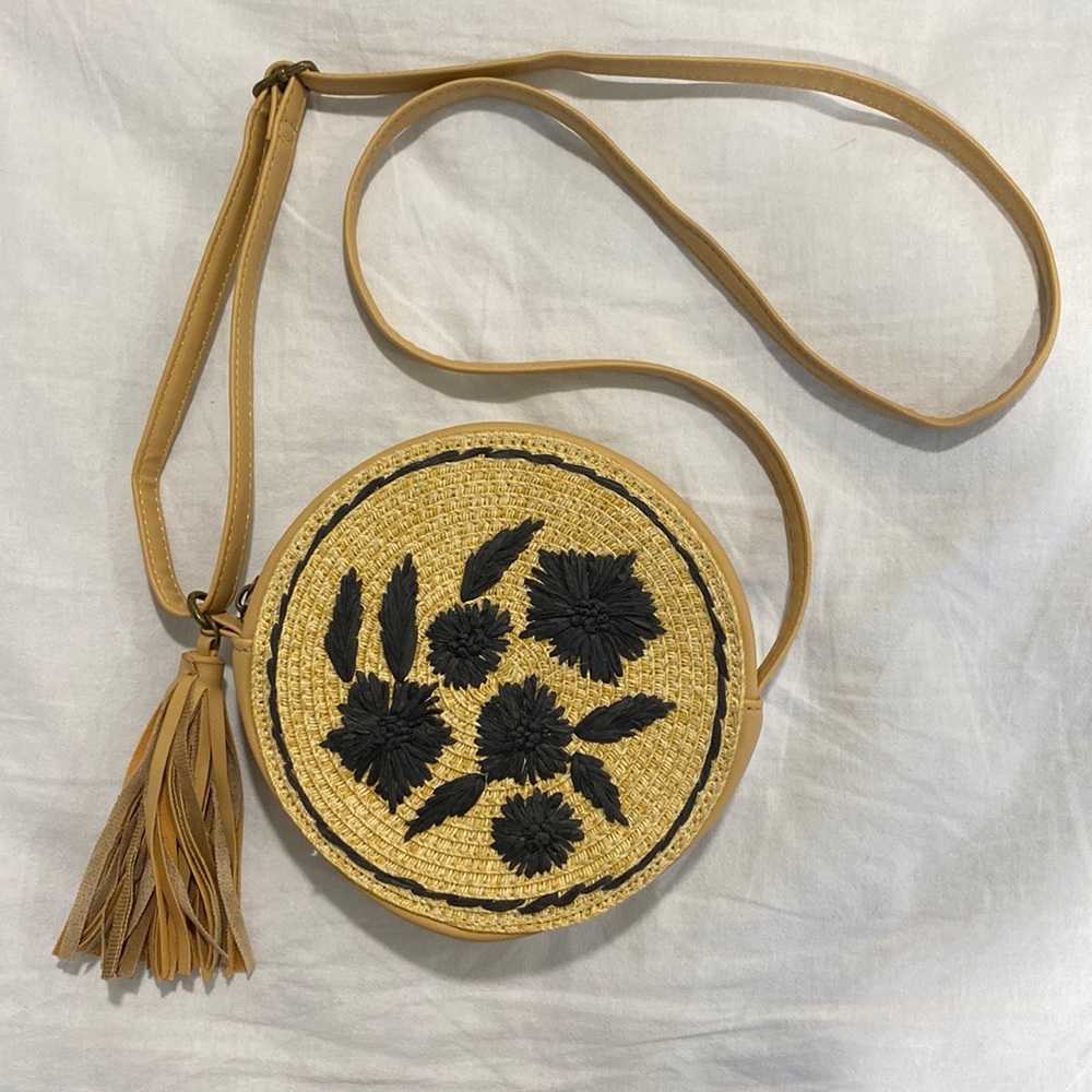 Round bag with rattan detailing